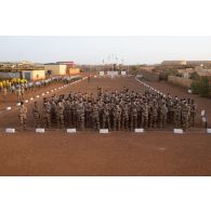 Portrait de groupe des sapeurs et des artilleurs au terme d'une cérémonie à Gao, au Mali.