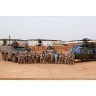 Photographie du personnel du centre des hautes études militaires (CHEM) en présence du colonel Thibaut Lemerle, représentant du commandant de la force Barkhane (REPCOMANFOR) à Gao, au Mali.