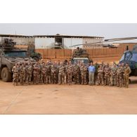 Photographie du personnel du centre des hautes études militaires (CHEM) en présence du colonel Thibaut Lemerle, représentant du commandant de la force Barkhane (REPCOMANFOR) à Gao, au Mali.