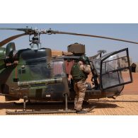 Le copilote d'un hélicoptère Gazelle SA-342 M Viviane retire son équipement à son arrivée sur la base de Gossi, au Mali.