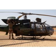 Le copilote d'un hélicoptère Gazelle Sa-342M supervise le moteur de son appareil sur la base de Gossi, au Mali.
