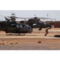 Mise en route du rotor d'un hélicoptère Gazelle SA-342M au décollage depuis la base de Gossi, au Mali.