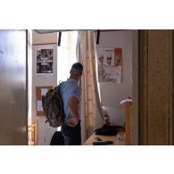 Un élève travaille dans sa chambre au Prytanée National Militaire de La Flèche.