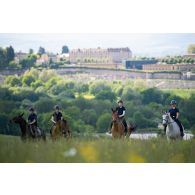 Des élèves se balladent à cheval lors d'un cours d'équitation à la section équestre militaire (SEM) du lycée militaire d'Autun.