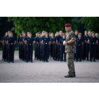 Un commandant d'unité s'adresse aux élèves rassemblés pour une cérémonie au lycée militaire d'Autun.
