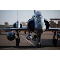 Des avions Mirage 2000 D et Mirage 2000 C rentrent de mission sur la base aérienne projetée (BAP) de Niamey, au Niger.