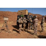 Présentation d'un moyen de surveillance utilisant un radar d’observation des intervalles (MURIN) au général de division Laurent Michon à Gao, au Mali.