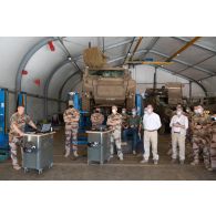 Présentation des ateliers de maintenance du véhicule blindé multi-rôles (VBMR) Griffon à la délégation du programme Scorpion à Gao, au Mali.
