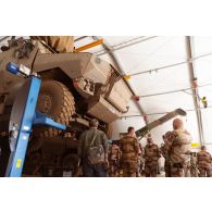 Présentation des ateliers de maintenance du véhicule blindé multi-rôles (VBMR) Griffon à la délégation du programme Scorpion à Gao, au Mali.