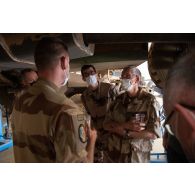 Le délégué général pour l'armement Joël Barre visite l'atelier de maintenance des véhicules blindés multi-rôles (VBMR) Griffon à Gao, au Mali.
