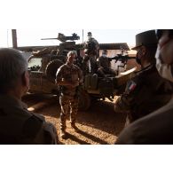 Un officier présente la patrouille de recherche et d'action dans la profondeur (PRAP) du commando Falco à la délégation du programme Scoprion à Gao, au Mali.