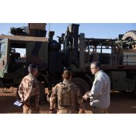 Préentation d'un camion porteur polyvalent logistique (PPLOG) à monsieur Frédéric Polycarpe, directeur général d'Atos à Gao, au Mali.