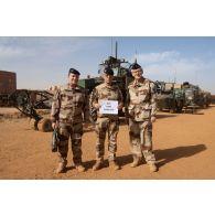 Portrait du délégué général pour l'armement Joël Barre aux côtés de l'ingénieur général des armées Olivier Beaurenaut avec le commandant adjoint du groupement tactique désert logistique (GTD-LOG) Dragon à Gao, au Mali.