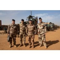 Portrait du délégué général pour l'armement Joël Barre aux côtés de l'ingénieur général des armées Olivier Beaurenaut avec les commandants du groupement tactique désert logistique (GTD-LOG) Dragon à Gao, au Mali.