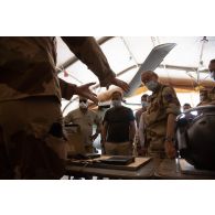 Le colonel Alexandre Paliard présente le poste de commandant du 5e régiment d'hélicoptères de combat (RHC) à la délégation du programme Scorpion à Gao, au Mali.