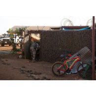 Un élément opérationnel de déminage (EOD) vient constater les dégâts causés par un obus tombé sur son bureau lors d'une attaque à Gao, au Mali.