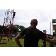 Un technicien escalade une antenne du camp de Gaulle à Libreville, au Gabon.