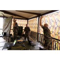 Des techniciens installent la connectique d'un poste de commandement tactique sur le camp de Gaulle à Libreville, au Gabon.