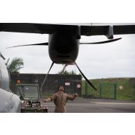Un mécanicien espagnol contrôle le moteur d'un avion Casa Cn-235 à Libreville, au Gabon.
