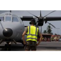 Un soldat de l'escale encadre le chargement d'un avion Casa Cn-235 espagnol à Libreville, au Gabon.
