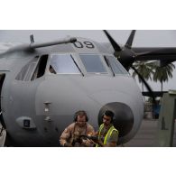 Un soldat de l'escale aide un personnel navigant espagnol à faire le plein d'énergie de son avion Casa Cn-235 à Libreville, au Gabon.