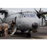 Des soldats de l'escale embarquent l'équipement de l'équipage d'un avion Casa Cn-235 espagnol à Libreville, au Gabon.
