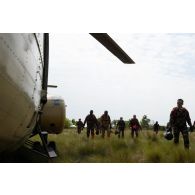 Des marsouins du 6e bataillon d'infanterie de marine (BIMa) et des officiers congolais embarquent à bord d'un hélicoptère Puma Sa-330 de l'aviation légère des armées gabonaise à la Pointe Denis, au Gabon.
