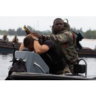 Un soldat congolais neutralise un suspect à bord d'un zodiac au large de la Pointe Denis au centre d'aguerrissement Outre-Mer et étranger (CAOME) de Libreville, au Gabon.