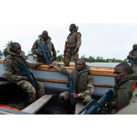 Des soldats congolais sécurisent une plage de la Pointe Denis à bord d'une barque au centre d'aguerrissement Outre-Mer et étranger (CAOME) de Libreville, au Gabon.