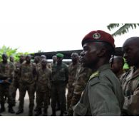 Rassemblement de soldats congolais pour un briefing au centre d'aguerrissement Outre-Mer et étranger (CAOME) de Libreville, au Gabon.