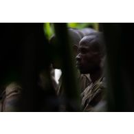 Rassemblement de soldats congolais pour un briefing au centre d'aguerrissement Outre-Mer et étranger (CAOME) de Libreville, au Gabon.