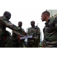 Des soldats congolais s'orientent sur une carte sous la supervision d'un instructeur du 6e bataillon d'infanterie de marine (BIMa) au centre d'aguerrissement Outre-Mer et étranger (CAOME) de Libreville, au Gabon.