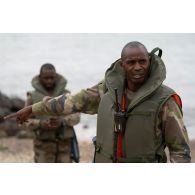 Un chef de groupe congolais dirige un briefing au centre d'aguerrissement Outre-Mer et étranger (CAOME) de Libreville, au Gabon.