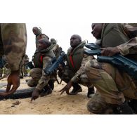Des soldats congolais participent à un briefing au centre d'aguerrissement Outre-Mer et étranger (CAOME) de Libreville, au Gabon.