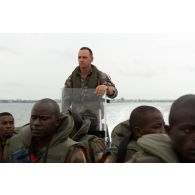 Un instructeur du 6e bataillon d'infanterie de marine (BIMa) conduit des soldats congolais à bord d'une barque au centre d'aguerrissement Outre-Mer et étranger (CAOME) de Libreville, au Gabon.