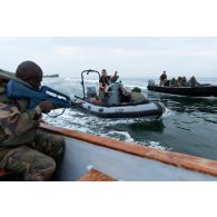 Des soldats congolais interceptent un zodiac au large de la Pointe Denis à bord d'une barque au centre d'aguerrissement Outre-Mer et étranger (CAOME) de Libreville, au Gabon.