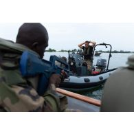 Des soldats congolais interceptent un zodiac au large de la Pointe Denis à bord d'une barque au centre d'aguerrissement Outre-Mer et étranger (CAOME) de Libreville, au Gabon.