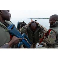 Des soldats congolais neutralisent les occupants d'un zodiac intercepté au large de la Pointe Denis au centre d'aguerrissement Outre-Mer et étranger (CAOME) de Libreville, au Gabon.