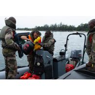 Des soldats congolais fouillent un zodiac intercepté au large de la Pointe Denis au centre d'aguerrissement Outre-Mer et étranger (CAOME) de Libreville, au Gabon.<br>
