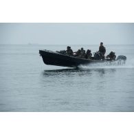 Des soldats congolais naviguent à bord d'une barque au centre d'aguerrissement Outre-Mer et étranger (CAOME) de Libreville, au Gabon.