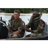 Un instructeur du 6e bataillon d'infanterie de marine (BIMa) encadre des soldats congolais pour un exercice au centre d'aguerrissement Outre-Mer et étranger (CAOME) de Libreville, au Gabon.