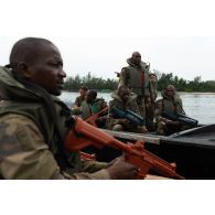 Des soldats congolais naviguent à bord d'une barque au centre d'aguerrissement Outre-Mer et étranger (CAOME) de Libreville, au Gabon.