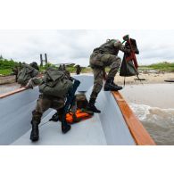Des soldats congolais débarquent sur une plage de la Pointe Denis au centre d'aguerrissement Outre-Mer et étranger (CAOME) de Libreville, au Gabon.