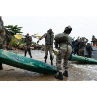 Des soldats congolais sortent leur kayak de l'eau au terme d'un exercice au centre d'aguerrissement Outre-Mer et étranger (CAOME) de Libreville, au Gabon.