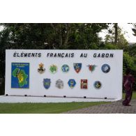 Insignes des différents services implantés au sein du camp de Gaulle à Libreville, au Gabon.