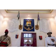 Exposition d'uniformes anciens et de fanions au musée du 6e bataillon d'infanterie de marine (BIMa) à Libreville, au Gabon.
