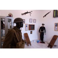 Exposition d'uniformes et d'armes au musée du 6e bataillon d'infanterie de marine (BIMa) à Libreville, au Gabon.