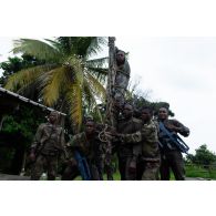 Portrait de groupe de soldats congolais au terme d'un exercice d'évacuation sanitaire en forêt à Libreville, au Gabon.