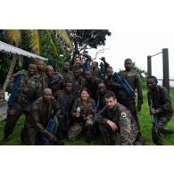 Portrait de groupe de soldats congolais accompagné d'une équipe image de l'ECPAD au terme d'un exercice en forêt à Libreville, au Gabon.