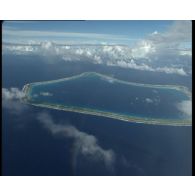Prises de vues aériennes de l'atoll de Fangataufa et mouvement de barges techniques du commissariat à l'énergie atomique (CEA) dans le lagon de l'atoll.